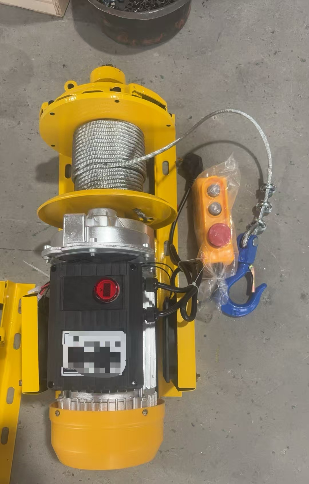 Clutch winch top view with hook and controller